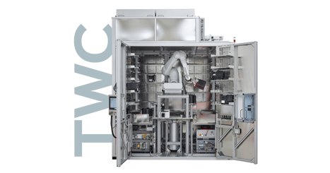 Das Bild zeigt das Test Wafer Center (TWC) von Fabmatics, eine hochmoderne, vollautomatische Lösung für das Testwafer-Management in Halbleiterfabriken. Das System verfügt über ein kompaktes Design mit einem flexiblen Layout, das bis zu 93 Lagerplätze und 14 Waferhandlingplätze umfasst. Im Inneren ist ein Roboterarm zu sehen, der Testwafer handhabt. Das TWC unterstützt Prozesse wie Kitting, De-Kitting und Lagerung und ermöglicht präzises und zuverlässiges Handling von Testwafer-Losen.